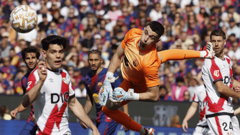 Joan García sostiene el liderato del Barça