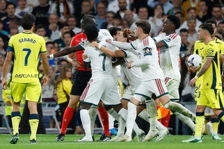 El Madrid estalla contra el arbitraje: indignación por el trato recibido y dudas con Vinicius para el Clásico